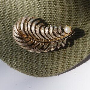 Women`s gold tone faux pearl feather brooch pin. 2